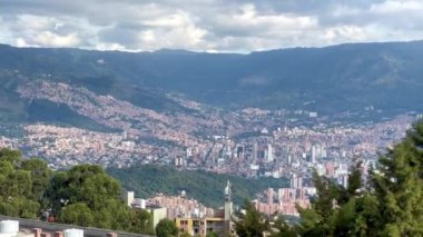 Video al atardecer de la ciudad de medelln Kolombiya hekho desde mirador en la montaa. Comunas de Medelln.