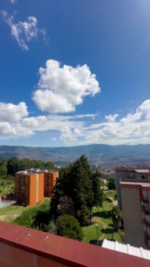 Medellin Kolombiya şehrinin günbatımında, dağdaki bakış açısından çekilmiş dikey bir video. Medellin Komünleri.