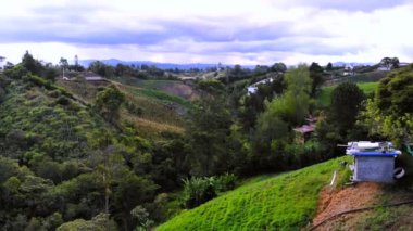 Medellin Kolombiya yakınlarındaki Marinilla 'nın tarım dağlarında yapılan insansız hava aracı videosu. Çiftçilik konsepti ve sağlıklı gıda. 