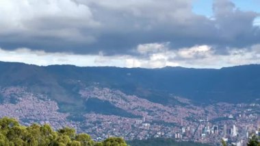 Video al atardecer de la ciudad de medelln Kolombiya hekho desde mirador en la montaa. Comunas de Medelln.