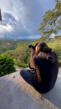 Kolombiya 'nın Medellin, Kolombiya yakınlarındaki Marinilla dağlarındaki Kolombiyalı fotoğrafçının çiftliğinin günbatımında çekilmiş dikey videosu..