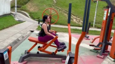 Güzel, genç Kolombiyalı bir kadının spor salonunda kişisel egzersiz yaptığı bir video.