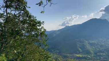 Latin fotoğrafçı Kolombiya 'nın Riosucio şehrinin manzarasını seyrediyor. Kolombiya' nın kahve bölgesinin And Dağları 'ndaki bir kasaba..