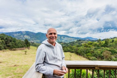 Medellin, Kolombiya yakınlarındaki dağlarda gülümseyen yaşlı Latin adamın fotoğrafı.