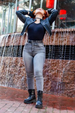 Sallanan uzun kızıl saçlı, güzel, genç Kolombiyalı bir kadın. Güçlü kadın kavramları, uluslararası kadınlar günü, özgür kadın, bağımsız kadın..