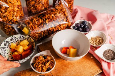 El yapımı granola, mango, papaya ve üzümlü meyveli sağlıklı kahvaltıya el yapımı granola ve mango, papaya ve üzüm meyveleri servis ediyorum.