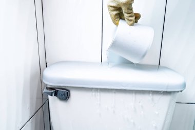 Yetişkin Kolombiyalı Latin erkek tuvaletini yıkıyor ve duruluyor..