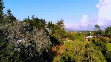 Medellin yakınlarındaki Marinilla, Kolombiya 'daki And Dağları' nda gün batımının insansız hava aracı videosu..