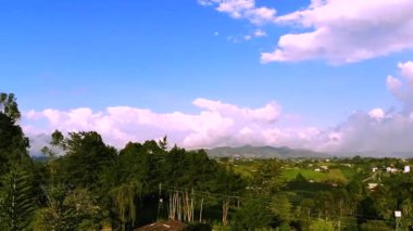 Medellin yakınlarındaki Marinilla, Kolombiya 'daki And Dağları' nda gün batımının insansız hava aracı videosu..