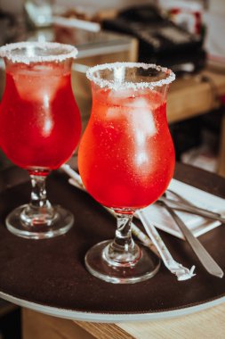 Maraska kirazlı şekerli moktail ve kahve dükkanında köpüklü su.