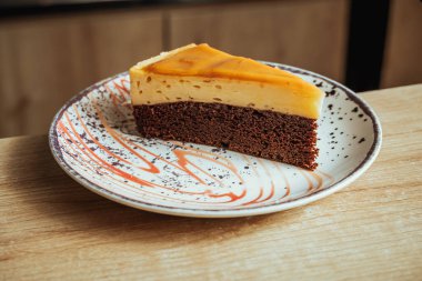 Kahve, çikolatalı kek ya da Kolombiya kahvecisindeki cheesecake 'in yakın plan fotoğrafı.