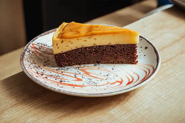 Kahve, çikolatalı kek ya da Kolombiya kahvecisindeki cheesecake 'in yakın plan fotoğrafı.