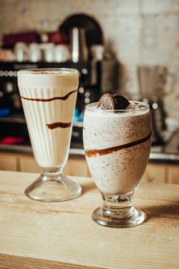 Kolombiya kahve dükkanının arka planında siyah kurabiye milkshake ve çikolatalı milkshake fotoğrafı var.