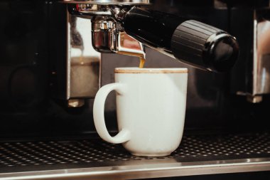 Kolombiya 'daki bir kahve dükkanında espresso makinesinde kahve hazırlarken çekilmiş bir fotoğraf.