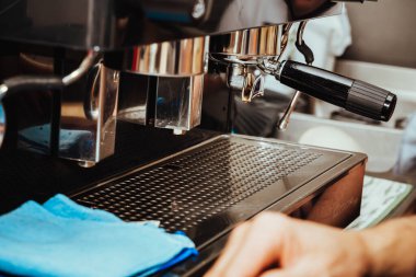 Kolombiya fincanlarıyla birlikte espresso makinesinin fotoğrafı. Kolombiya 'daki bir kahve dükkanındaki süt ve temizlik bezlerini desenlendirmek için..