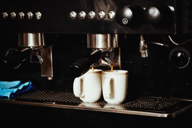 fotoğraf kapuçino makinesi Kolombiya kahve dükkanında iki espresso kahve ya da Amerikan kahvesi hazırlıyor.