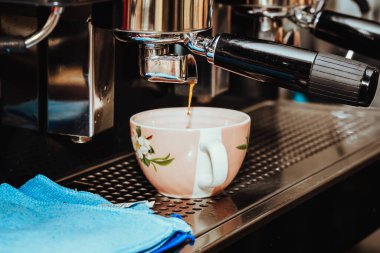 Kolombiya kahvesinde kahve makinesinde kapuçino yapmak için espresso hazırlarken çekilmiş bir fotoğraf.