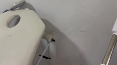 Kolombiyalı yetişkin erkek mestizonun spa 'da çekilmiş videosu. Diğer sedyeleri görebileceğiniz bir yüz temizleme ameliyatı yapıyor.