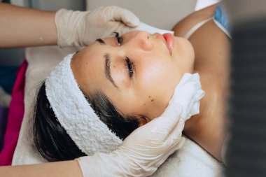 Güzellik merkezindeki genç bir mestiza Kolombiyalı kadının yüz temizleme fırçasının fotokopisi çekilmiş..