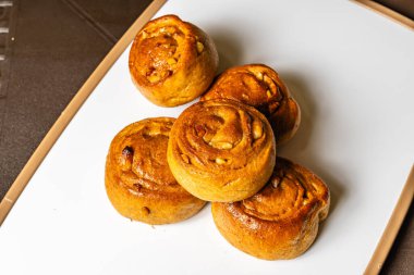 Kolombiya 'da sağlıklı bir vejetaryen restoranında fıstık ve balla tatlandırılmış tam buğday ekmeği mogolla tarzı yatay fotoğraf..