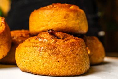 Kolombiya 'da sağlıklı bir vejetaryen restoranında fıstık ve balla tatlandırılmış tam buğday ekmeği mogolla tarzı yatay fotoğraf çekimi..