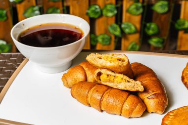 İçinde ananas ve balla tatlandırılmış peynirli sandviçle birlikte Kolombiya 'daki sağlıklı bir vejetaryen restoranında bir fincan kahvenin yanında açık gözlemeli yatay bir kahvaltı..