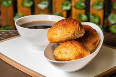 Kolombiya 'da sağlıklı bir vejetaryen restoranında bir fincan kahvenin yanında geleneksel el yapımı mogolla ekmeğinin yatay fotoğrafı..