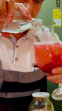 Kıdemli barista, Kolombiya 'nın kahve bölgesinde bir kafede buzlu ve karbonatlı soda hazırlıyor.