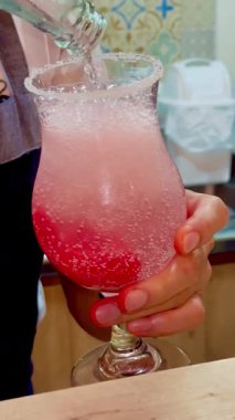 Kolombiyalı kahveci arka planda çalışırken tuzlu gazoz bardakta servis ediliyor.