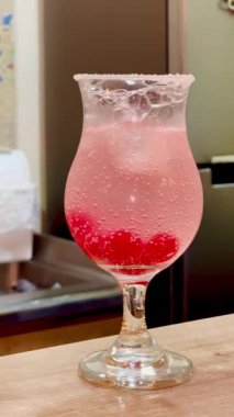 Latin Kolombiyalı kıdemli barmen ve barmenin maraska kirazlı şekerli moktail ve kahvecide maden suyu hazırlarken çekilmiş dikey videosu.