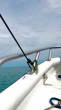 Karayip adasına sakin yolculuk sırasında deniz ufkuna bakan motorlu tekne görüntüsü