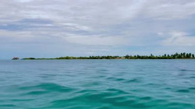 Kolombiya Karayipleri 'ndeki denizden Tintipn Adası manzarası