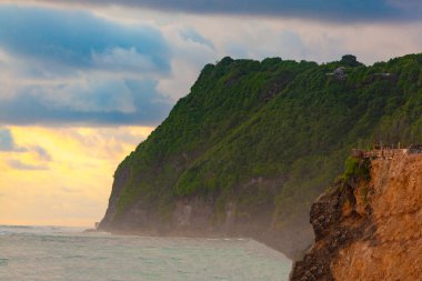 Sahilde deniz günbatımı