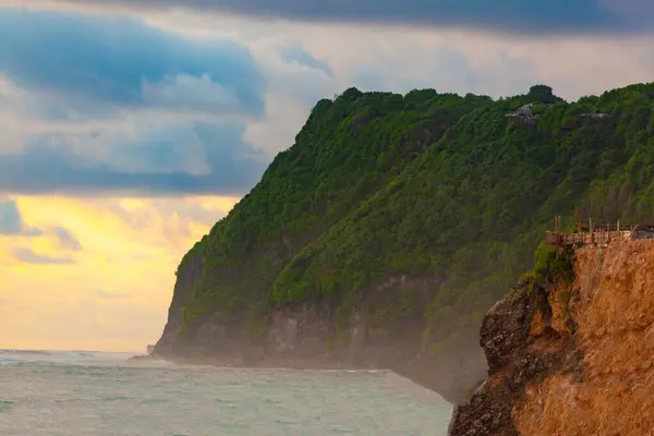 Sahilde deniz günbatımı