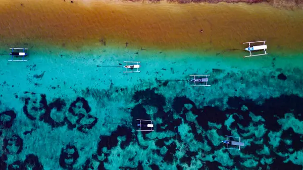 Sahildeki renkli teknelerin havadan görünüşü