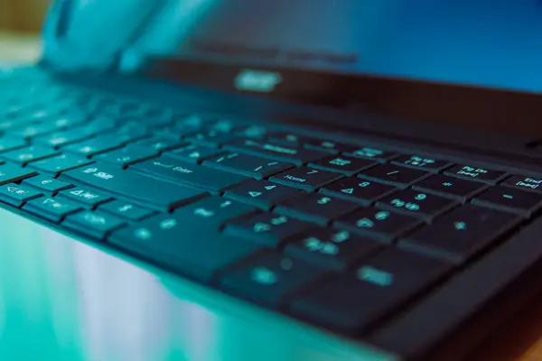 mavi ışıklı dizüstü bilgisayar klavyesi. bilgisayar teknolojisi kavramı.