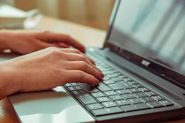 Dizüstü bilgisayarda el yazısı yazısını kapat