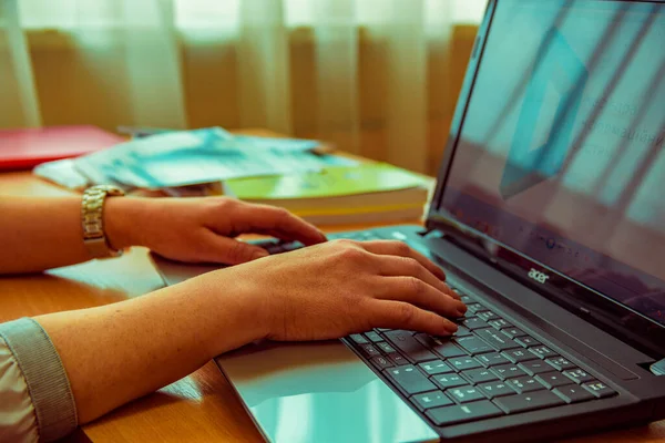 Dizüstü bilgisayarda yazan kadın elleri