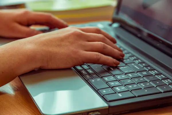 Ofiste bilgisayar kullanan bir kadın.