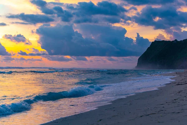 Denizin üzerinde gün batımı ve güzel gökyüzü