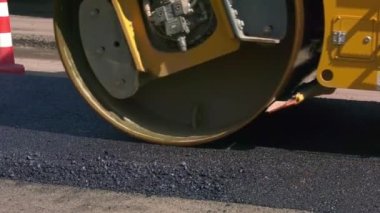 Sarı silindirli asfalt yol