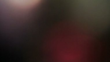 Karanlık arkaplanda bulanık ışık izleri