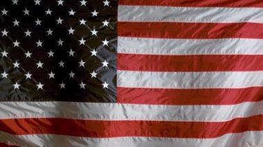 Siyah arkaplanda Amerikan bayrağı