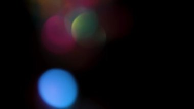 Siyah arkaplanda bulanık renkli bokeh ışıkları
