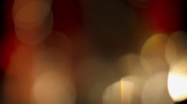 Siyah arkaplanda sönmüş ışıklar, bulanık arkaplan.