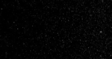 Siyah arka plan ile yağan kar