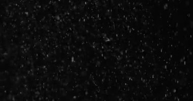 Siyah arkaplanı olan kar beyazı arkaplan.