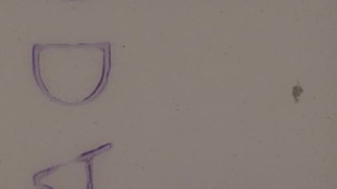 Gri yüzeyi olan beyaz bir duvarın dokusu.