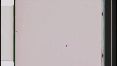 Beyaz arkaplanda eski tip film çerçevesi