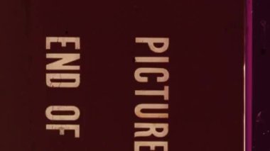 Kırmızı arka planı olan eski paslı demir.